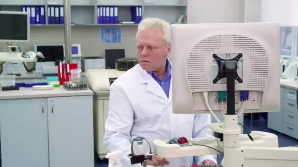 Mannelijke wetenschapper kijkt naar de kant op het laboratorium - Video