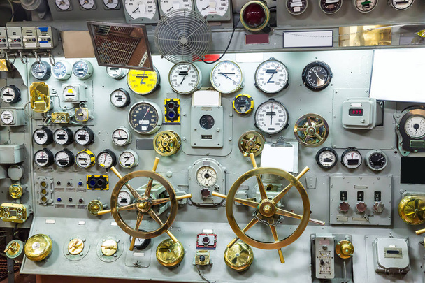 Panel de control del buque militar con medidores
 - Foto, Imagen