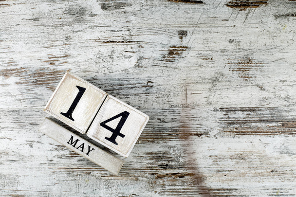 деревянный календарь с датой 14 мая - Фото, изображение
