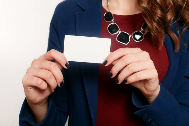 Young businesswoman showing her blank business card - Фото, зображення