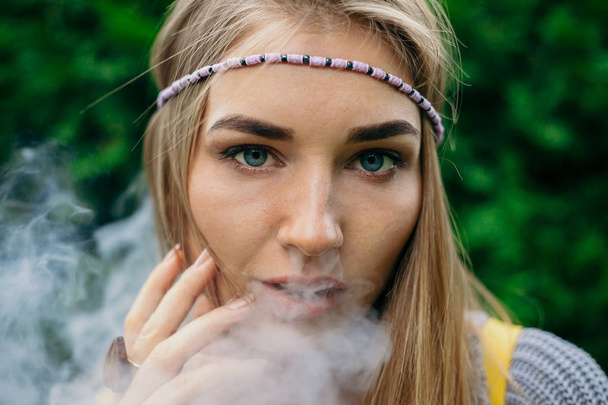 Happy vaping young white blonde girl - Foto, afbeelding