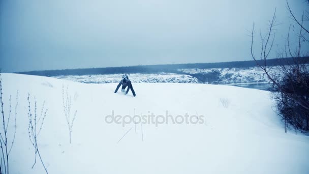 O homem cansado cai de cara para baixo durante a neve
 - Filmagem, Vídeo
