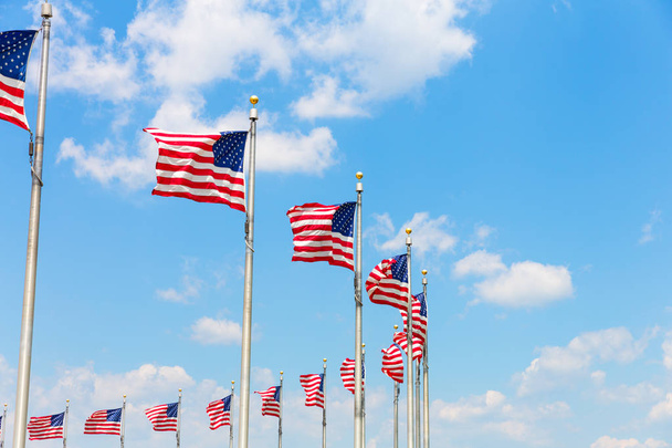 Wiersz z żyłką macha flagi amerykańskiej - Zdjęcie, obraz