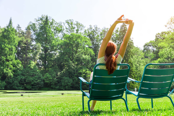 Giovane donna rilassante nel parco estivo - Foto, immagini