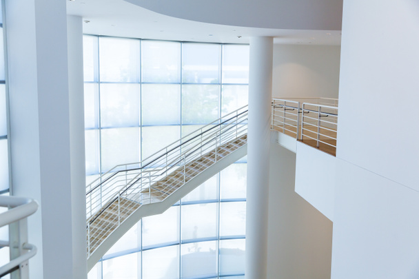 лестница в высокотехнологичной архитектуре
  - Фото, изображение