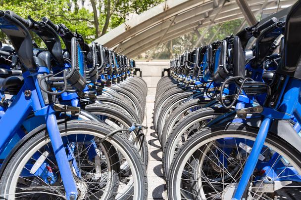 Ciudad alquiler de bicicletas aparcamiento
 - Foto, Imagen