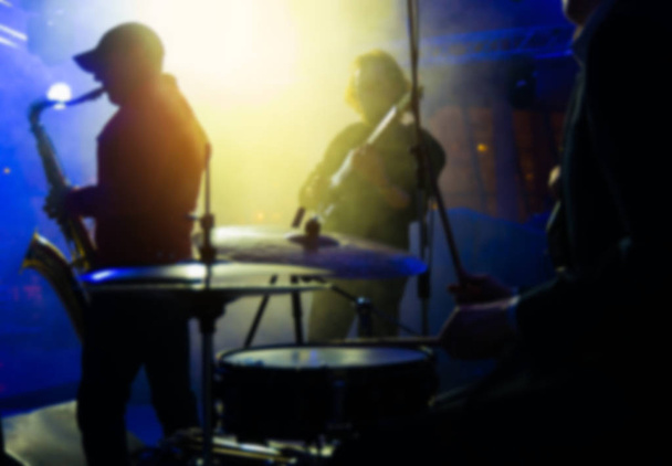 Image floue et colorée du concert du groupe musical sur scène. L'effet flou
. - Photo, image