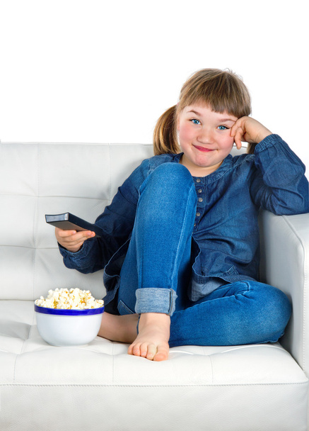 テレビを見てブルーのデニムに身を包んだ女の子 - 写真・画像
