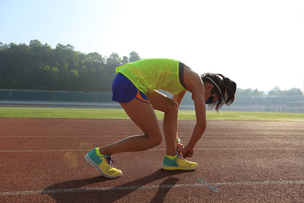 Nainen juoksija sitominen kengännauha
  - Valokuva, kuva