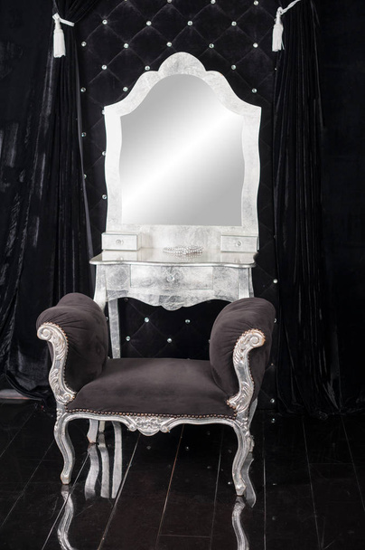 krásná hnědá židle v ateliéru - Fotografie, Obrázek