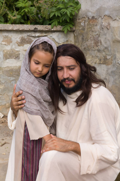 Jesus tröstet ein kleines Mädchen - Foto, Bild