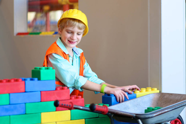 School jongen spelen met grote bouwstenen - Foto, afbeelding