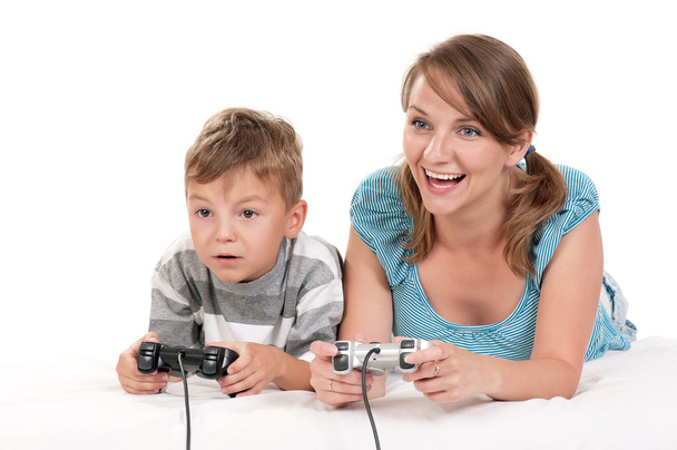 Famiglia felice giocare a un videogioco - Foto, immagini