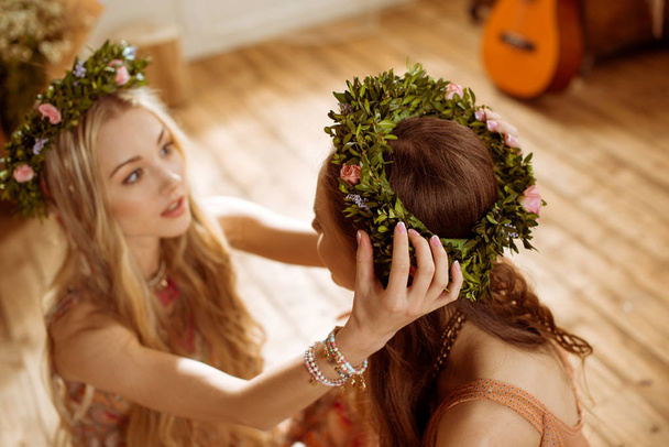 Women in boho style and wreaths - Foto, afbeelding