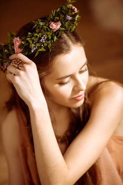 Fiatal nő Virág Koszorú - Fotó, kép