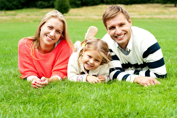 Jovem família de três passar um dia feliz ao ar livre
 - Foto, Imagem