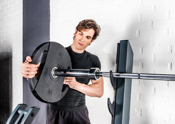 Sportsman exercising in gym - Valokuva, kuva