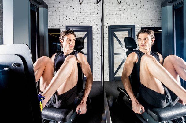 Sportsman exercising in gym - Fotografie, Obrázek