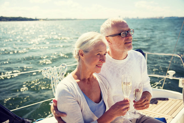 pareja de ancianos beber champán en barco de vela
 - Foto, imagen