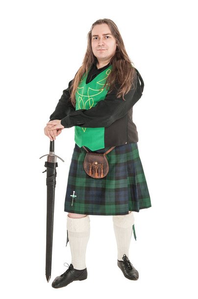 Szkocki człowieka w tradycyjnym stroju narodowego z mieczem  - Zdjęcie, obraz