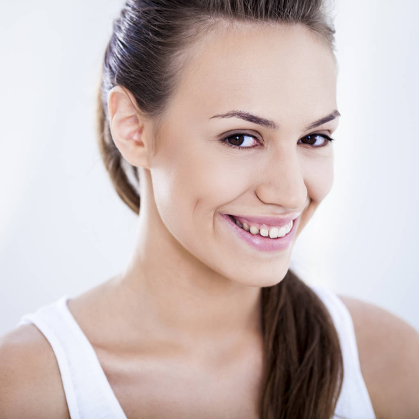 Portrait of a Smiling Young Woman - Foto, Imagen