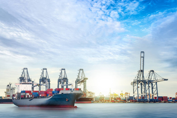 Логистика и транспортировка международных контейнерных грузовых судов с портовым крановым мостом в гавани
  - Фото, изображение