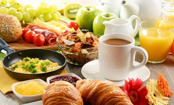 朝食は、コーヒー、ジュース、卵、ロールと - 写真・画像