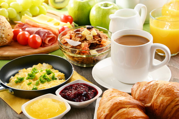 Desayuno servido con café, jugo, huevo y panecillos
 - Foto, Imagen
