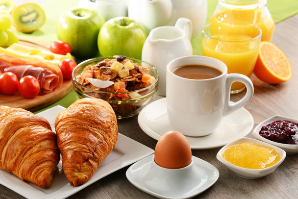 Aamiainen tarjoillaan kahvia, mehua, muna, ja rullina
 - Valokuva, kuva