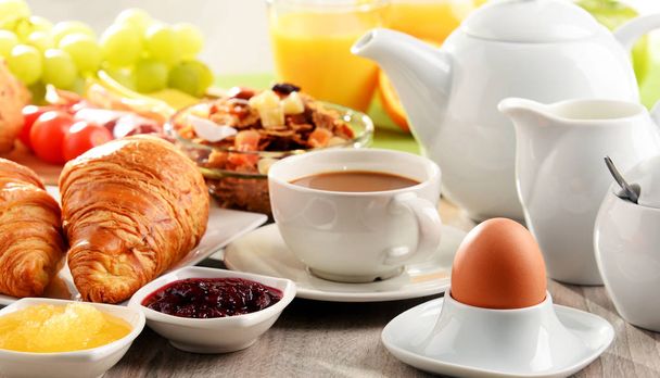 Ontbijt met koffie, SAP, eieren en broodjes - Foto, afbeelding