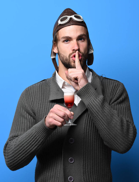 bearded pilot with cocktail in glass - Foto, Imagem