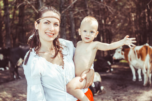 ormanda bebek ile anne - Fotoğraf, Görsel