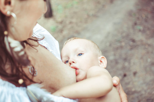 mère allaiter un bébé dans la nature
 - Photo, image
