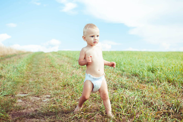 child running in a field - 写真・画像