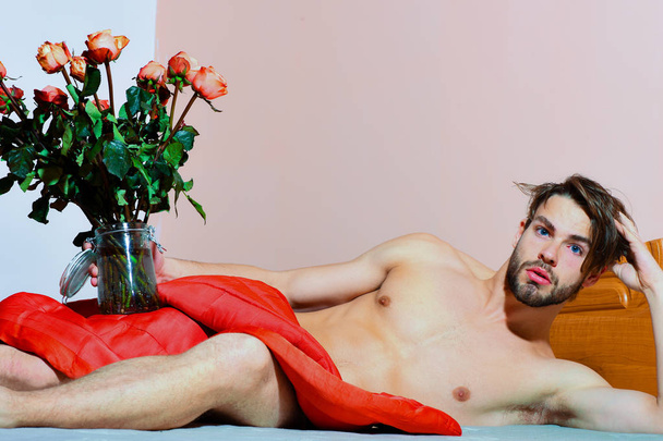 bearded macho man with roses - Foto, afbeelding