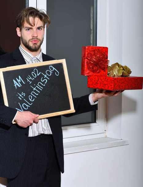 bebaarde zakenman met valentijnscadeaus - Foto, afbeelding