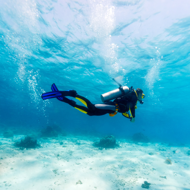 Sziluettjét Scuba Diver közelében a tenger mélyén - Fotó, kép