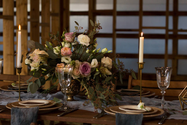 Van de tabel door bruiloft in een houten schuur. - Foto, afbeelding