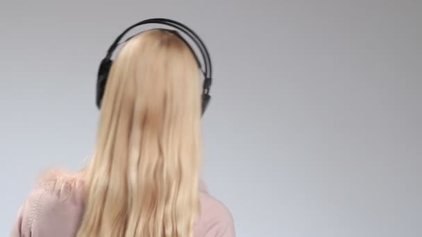 Emotional girl in headphones listening music - Filmati, video
