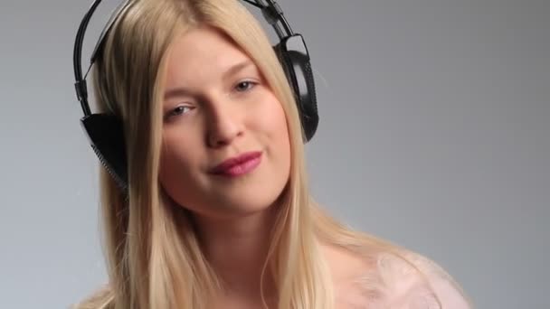 Menina adolescente brincalhão com fones de ouvido em branco
 - Filmagem, Vídeo