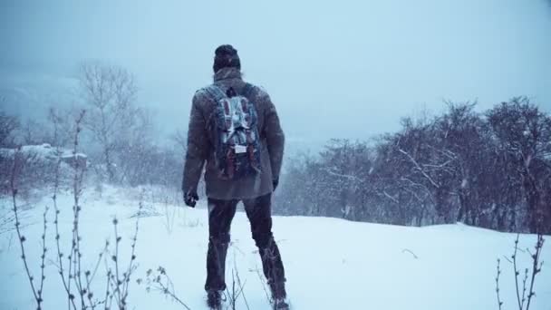 Férfi téli erdőben kóborló - Felvétel, videó