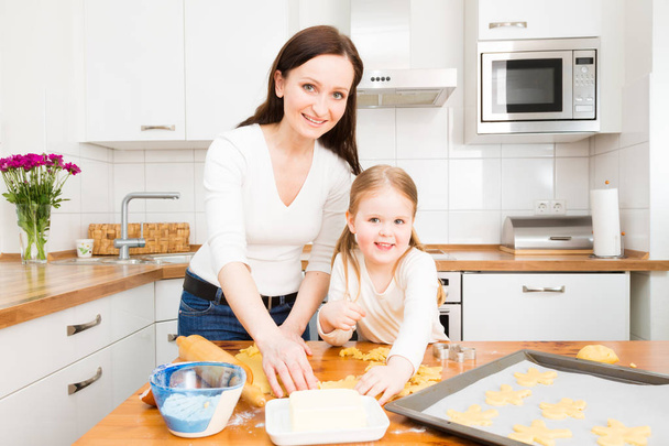 Mother And Daughter Baking Cookies - Foto, imagen