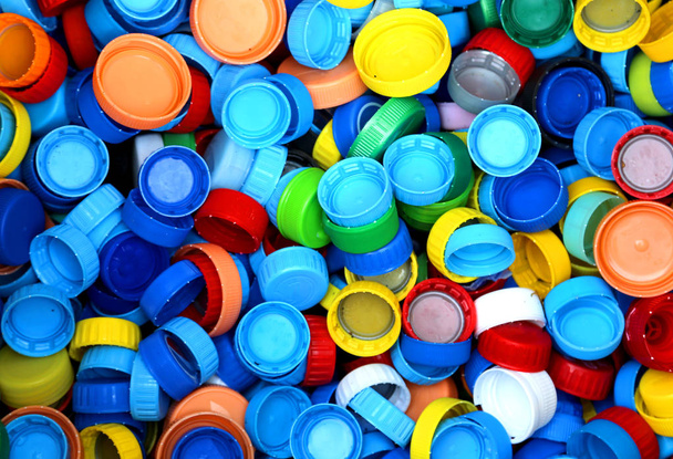 συλλογή από πολλά πλαστικά καπάκια για την ανακύκλωση - Φωτογραφία, εικόνα