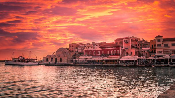 Pôr do sol impressionante sobre a cidade de Chania em Creta Island, Grécia
 - Foto, Imagem