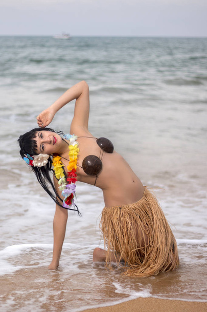Пинап-девушка в стиле хула
 - Фото, изображение