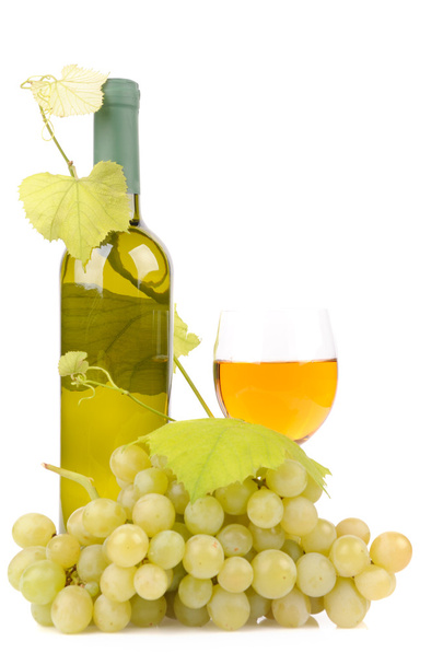 ізольована пляшка вина зі склом і зеленим виноградом
 - Фото, зображення