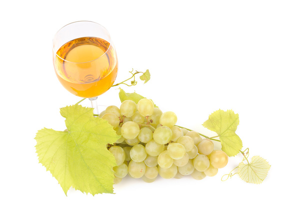 green grapes with leaf and wine in the glass - Фото, зображення