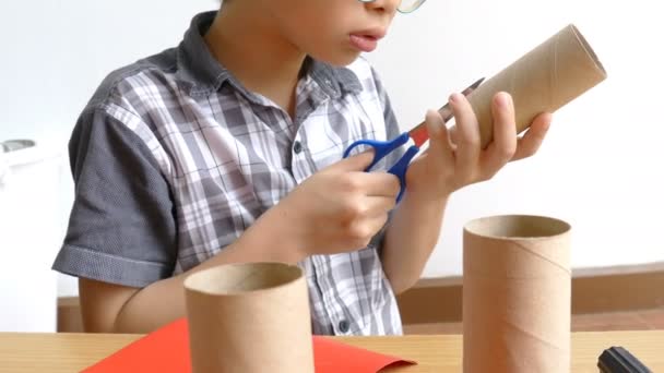 Jonge jongen snijden papier thuis - Video