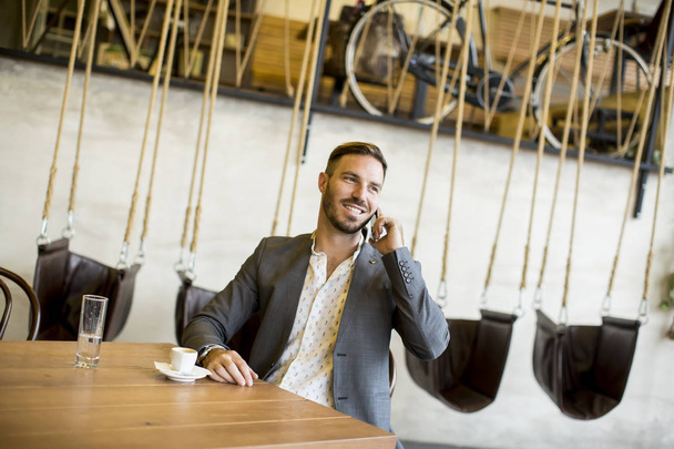 Young businessman in cafe - Foto, immagini