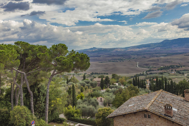 View of hilltop village at Pienza - Foto, immagini
